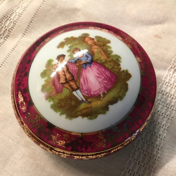 Signed Vintage Limoges France Courting Couple Porcelain   Jewelry/trinket Box - Picture 4 of 5